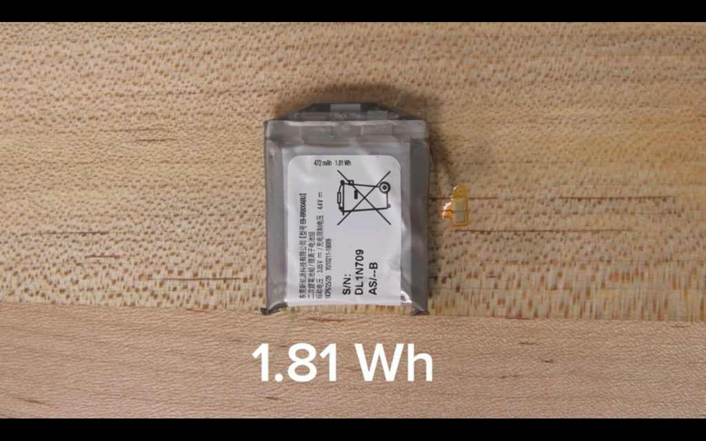 Hộp sạc không dây của Galaxy Buds Live có viên pin 1,81 Wh tương đương Galaxy Buds và Buds+