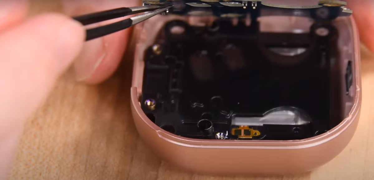 Không quá khó để tháo lắp hộp đựng Galaxy Buds Live.