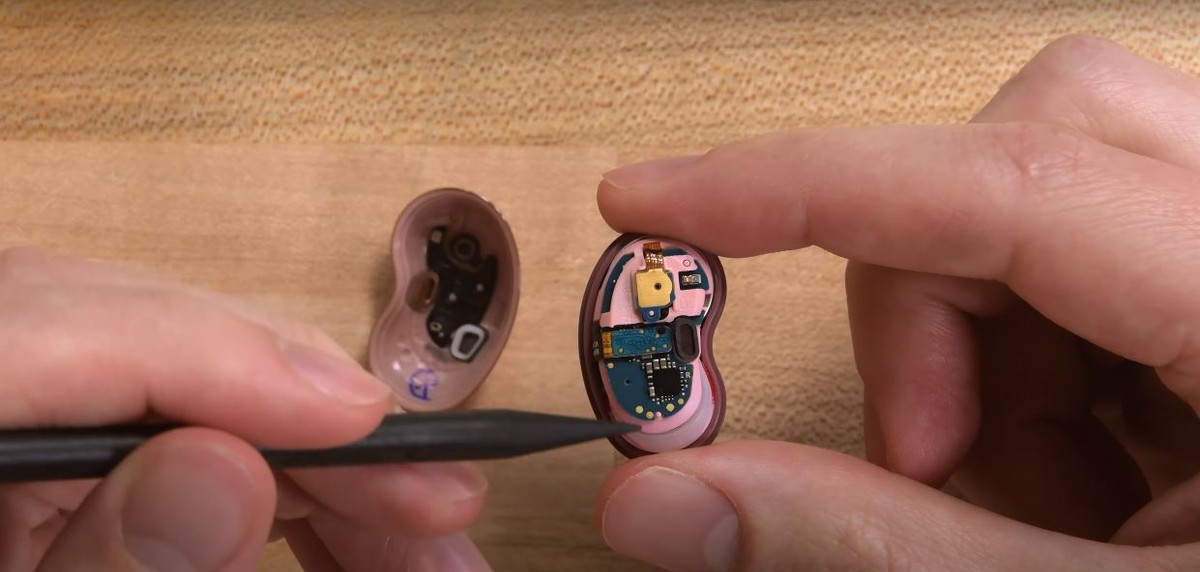 Điều này thể hiện ở chi tiết chữ in "bean left" và "bean right" trên cáp kết nối ở mỗi bên tai.