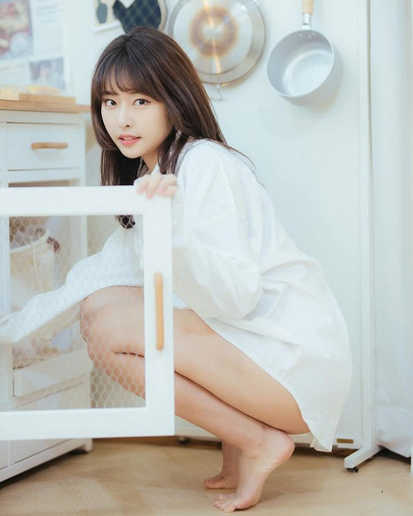 Sở hữu body mảnh mai, dù không quá bốc lửa nhưng cứ mỗi lần nàng streamer xứ Hàn tung ảnh táo bạo, người hâm mộ lại thổn thức không yên.