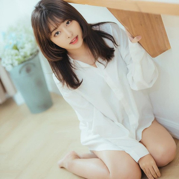 Với vẻ ngoài mong manh dịu dàng thế này, ít ai ngờ Haneu lại thường lên sóng với vai trò streamer chơi game Liên Minh Huyền Thoại và một vài tựa game bắn súng sinh tồn khác.