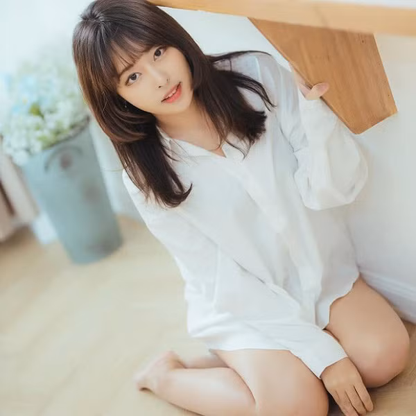 Với vẻ ngoài mong manh dịu dàng thế này, ít ai ngờ Haneu lại thường lên sóng với vai trò streamer chơi game Liên Minh Huyền Thoại và một vài tựa game bắn súng sinh tồn khác.