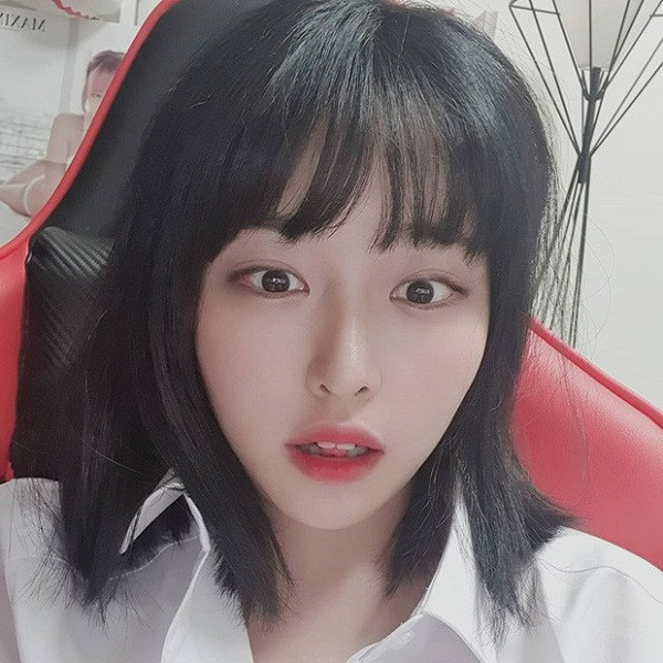 Đôi lúc cô nàng cũng cực kỳ nhí nhố khi lên sóng livestream.