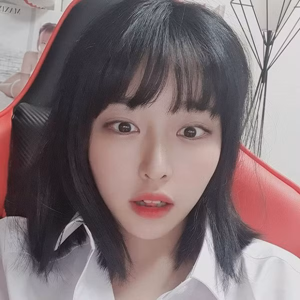 Đôi lúc cô nàng cũng cực kỳ nhí nhố khi lên sóng livestream.