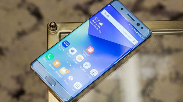 Quay trở lại năm 2016, Samsung chính thức xác nhận chiếc Galaxy Note tiếp theo của họ sẽ mang tên Galaxy Note 7, bỏ qua tên gọi Note 6 như đúng thứ tự của dòng máy. Việc cập nhật tên gọi Note 7 là thông điệp mạnh mẽ hướng về người dùng và đồng thời nhắm tới đối thủ truyền kiếp Apple.