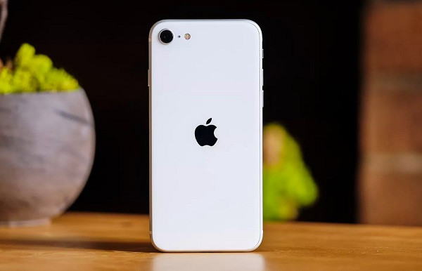Như một sự "đền bù" thỏa mãn những người trông chờ mòi mỏi iPhone 9, iPhone 8 hiện đã bị ngừng bán để nhường chỗ cho iPhone SE 2020 mới ra mắt. Chiếc điện thoại tương tự về ngoại hình so với iPhone 8 nhưng sử dụng nhiều thành phần bên trong giống iPhone 11, bơi vậy, đối với nhiều người thì iPhone SE thế hệ thứ hai vẫn có thể được xem là iPhone 9.
