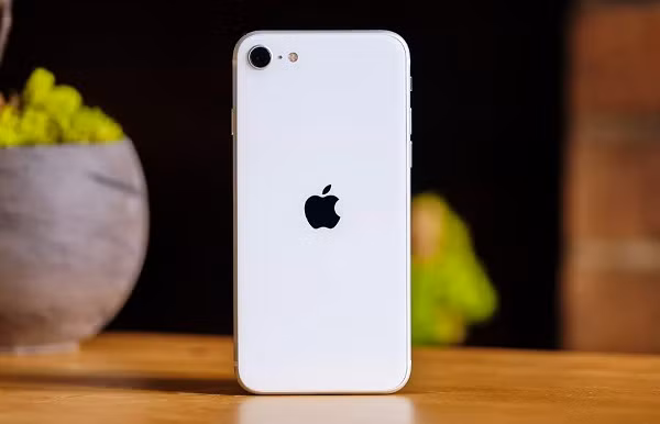 Như một sự "đền bù" thỏa mãn những người trông chờ mòi mỏi iPhone 9, iPhone 8 hiện đã bị ngừng bán để nhường chỗ cho iPhone SE 2020 mới ra mắt. Chiếc điện thoại tương tự về ngoại hình so với iPhone 8 nhưng sử dụng nhiều thành phần bên trong giống iPhone 11, bơi vậy, đối với nhiều người thì iPhone SE thế hệ thứ hai vẫn có thể được xem là iPhone 9.