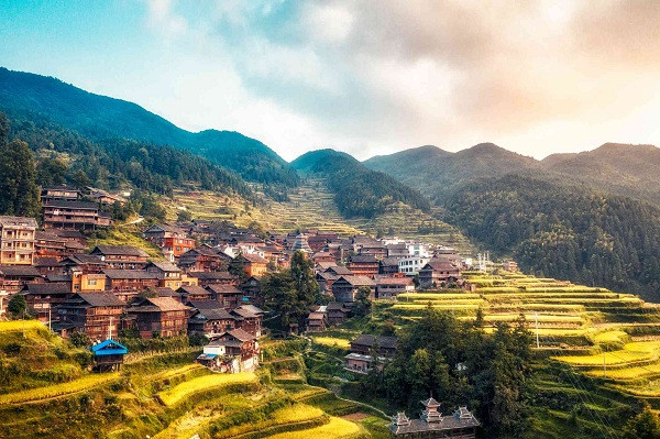 Các quan chức Quý Châu đã cử các nhóm chuyên gia tìm kiếm trong khu vực để làm sáng tỏ về tiếng gầm lạ ở vùng núi khiến nhiều người sợ hãi.