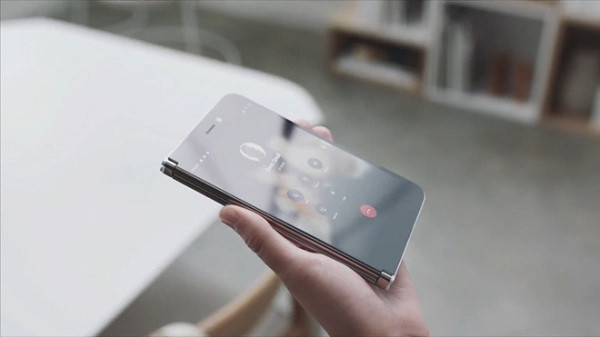 Surface Duo sử dụng pin 3.460mAh, một cảm biến camera 11MP duy nhất phía trên màn hình bên phải sẽ được sử dụng cho cả trước và sau.