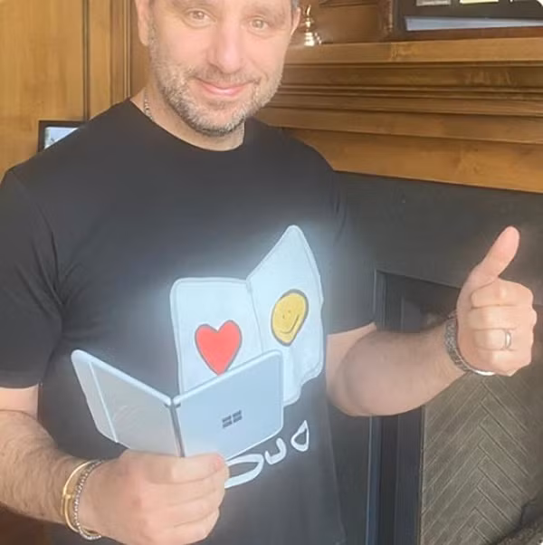 Bằng chứng là ông Frank Shaw - Giám đốc truyền thông của Microsoft đăng một bức ảnh trên tay chiếc smartphone màn hình kép vào đầu tháng này.