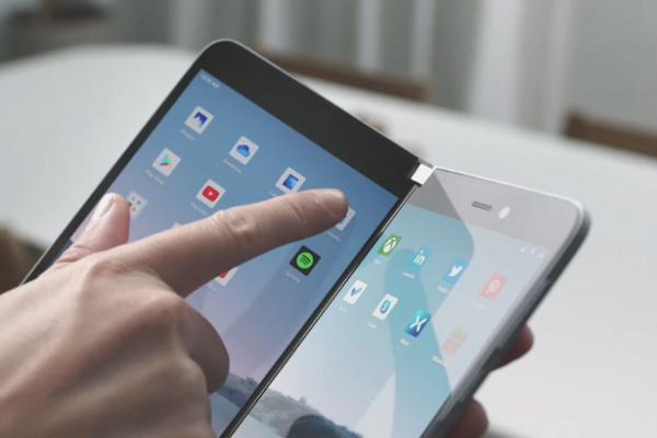 Thiết bị này cũng có tính năng sạc nhanh USB-C, nhưng lại không có khả năng sạc không dây hoặc NFC. Có kết nối 4G LTE nhưng rất tiếc lại không hỗ trợ 5G.