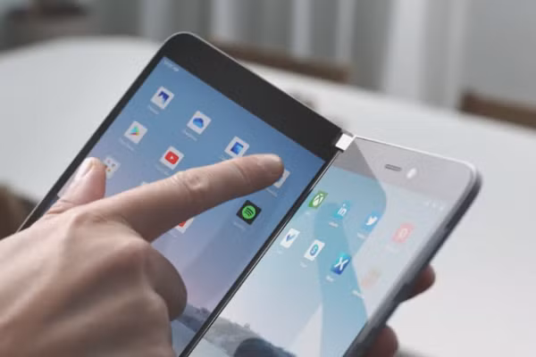 Thiết bị này cũng có tính năng sạc nhanh USB-C, nhưng lại không có khả năng sạc không dây hoặc NFC. Có kết nối 4G LTE nhưng rất tiếc lại không hỗ trợ 5G.