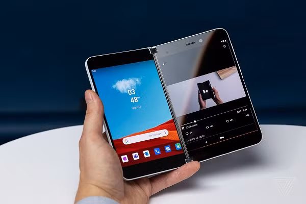 Theo The Verge, kế hoạch của Microsoft là tập trung cho smartphone Surface Duo và các thiết bị màn hình kép vào đầu năm nay. Tuy nhiên kế hoạch đã bị đẩy lùi do ảnh hưởng của đại dịch COVID-19 trên toàn cầu.
