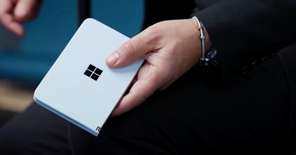 Microsoft trước đó từng để lộ thông tin về Surface Duo trên Twitter trước khi ra mắt.