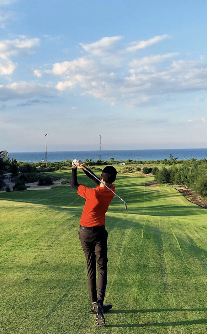 Em trai của Phan Thành là Phan Hoàng, cũng là dân nghiện golf thứ thiệt. Gần đây, anh chàng chính là người khiến bạn gái xinh đẹp Khánh Hà có động lực ra sân golf.