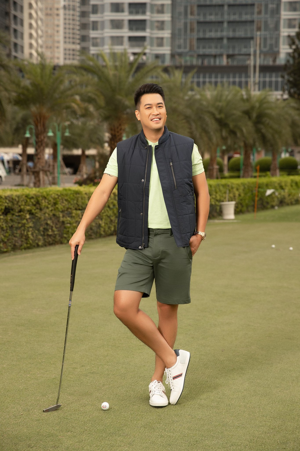 Phillip check-in tại các sân golf với trang phục khỏe khoắn, năng động.