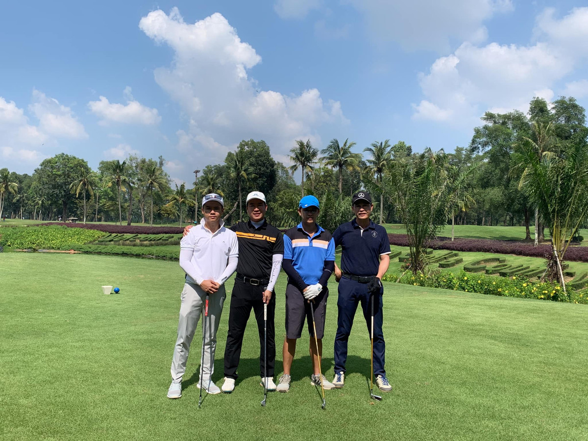 Bằng chứng là loạt hình ảnh thiếu gia này check-in tại các sân golf nổi tiếng cùng bạn bè đăng tải trên trang cá nhân.