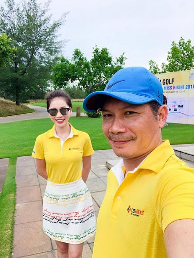 Trên trang cá nhân, Shark Hưng thường xuyên check-in trên sân cỏ cùng bạn bè, người thân, đồng thời cũng là tay chơi golf cực xịn.