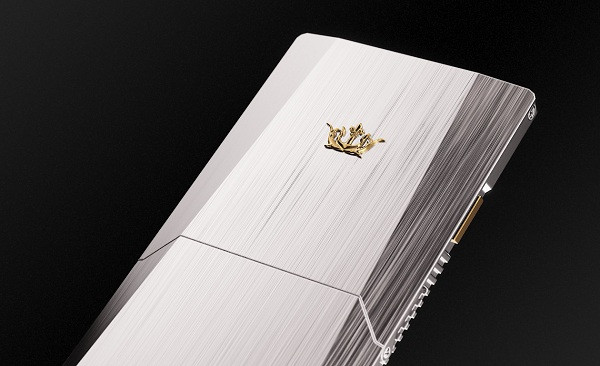 Chiếc iPhone phiên bản tỷ phú này còn được trang trí độc quyền in nổi hình vương miện Caviar. Mặt còn lại có tên thương hiệu cùng dòng chữ CYBER trên chèn titan đen, được làm từ vàng nguyên chất 750.