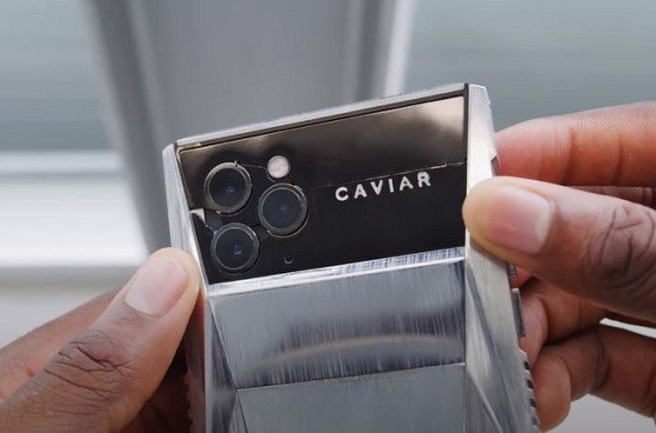 Tuy nhiên chiếc Cyberphone cũng có nhược điểm từ ngay phần thiết kế, có thể kể đến như viền làm quá góc cạnh, dễ gây cấn tay, các phím tăng giảm âm lượng, nguồn bấm không được thoải mái, thao tác chạm vuốt khó khó khăn.