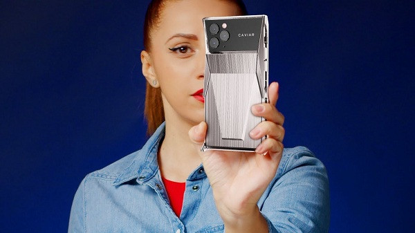 Sẽ có 3 phiên bản điện thoại tỷ phú được bán ra bao gồm: Cyberphone Lite, Cyberphone và Cyberphone Billionaire với mức giá lần lượt là 6.910 USD (khoảng 160 triệu đồng), 7.680 USD (khoảng 178 triệu đồng) và 19.990 USD (khoảng 464 triệu đồng).