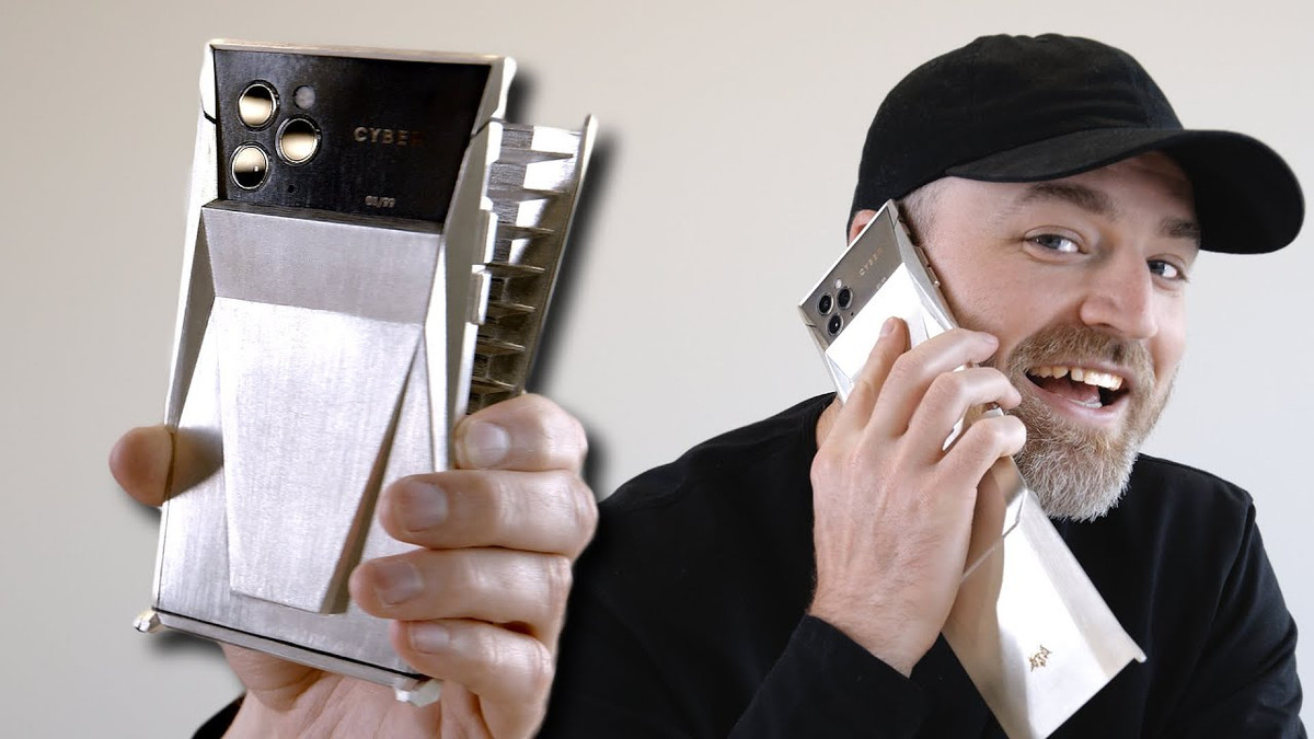 Cyberphone Billionaire trên tay người dùng.