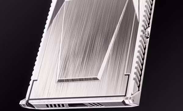 Ốp lưng này được làm từ bạc nguyên chất 100%, trang bị thêm các tính năng an toàn trên thân máy, đảm bảo bảo vệ màn hình khỏi các tác động cơ học.