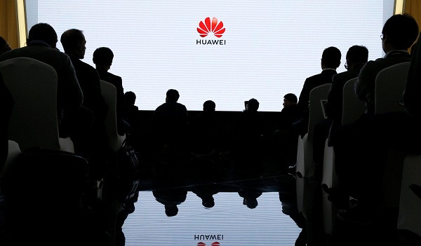 Dự án thiên tài được triển khai từ đầu năm nay đã giúp Huawei chiêu mộ được ít nhất 4 "thanh niên thiên tài" được kỳ vọng sẽ vực dậy tập đoàn Huawei. Dàn trai xinh gái đẹp gồm Zhang Ji và Yao Ting, hai sinh viên tốt nghiệp tiến sĩ từ Trung tâm nghiên cứu quốc gia về quang điện tử thuộc Đại học Khoa học Kỹ thuật Hoa Trung, và hai sinh viên đại học khác đến từ Đại học Giao thông Tây An.