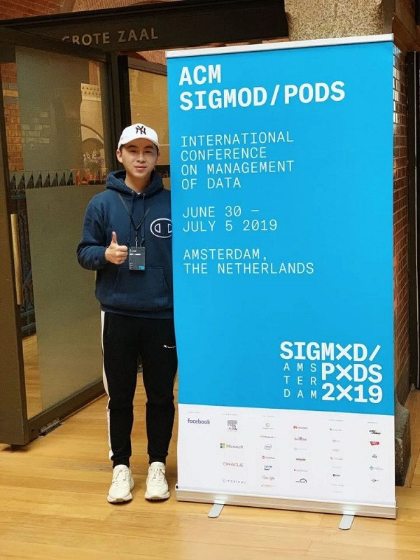 Trong thời gian học tiến sĩ, anh đã xuất bản nhiều bài báo trên các tạp chí nổi tiếng cũng như tham dự nhiều hội nghị về học thuật và lọt vào mắt xanh nhiều ông lớn công nghệ như Tencent, IBM, Alibaba... Zhang Ji nhận được những lời đề nghị về làm việc, với mức lương hàng năm cao nhất trên 3,6 triệu NDT (khoảng 12 tỷ đồng).