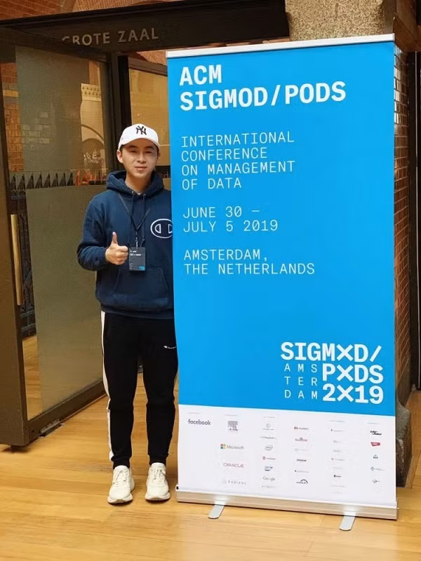 Trong thời gian học tiến sĩ, anh đã xuất bản nhiều bài báo trên các tạp chí nổi tiếng cũng như tham dự nhiều hội nghị về học thuật và lọt vào mắt xanh nhiều ông lớn công nghệ như Tencent, IBM, Alibaba... Zhang Ji nhận được những lời đề nghị về làm việc, với mức lương hàng năm cao nhất trên 3,6 triệu NDT (khoảng 12 tỷ đồng).