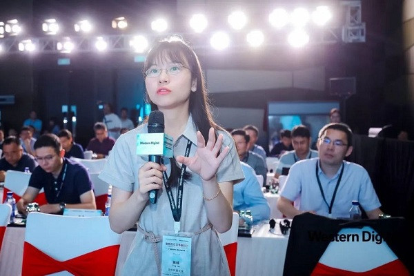 Từng nhận được nhiều lời mời làm việc từ các ông lớn công nghệ Trung Quốc nhưng sau đó đã gửi sơ yếu lí lịch và bắt đầu tham gia các vòng phỏng vấn vào Huawei giống như Zhang Ji