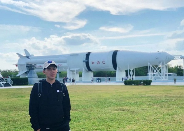 Tuy nhiên, anh lại chủ động liên lạc với đại diện Huawei tại một hội nghị quốc tế khi nhận thấy mình và công ty có "chung chí hướng". Theo anh chia sẻ, tiêu chuẩn tuyển dụng của Huawei dành cho những người trẻ tài năng rất nghiêm ngặt.