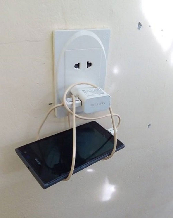 Nếu không có giày hay dép làm giá đỡ, tại sao không tận dụng ngay chiếc dây sạc điện thoại của bạn?