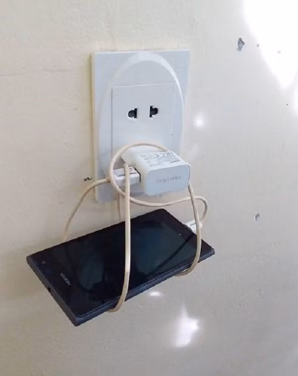 Nếu không có giày hay dép làm giá đỡ, tại sao không tận dụng ngay chiếc dây sạc điện thoại của bạn?