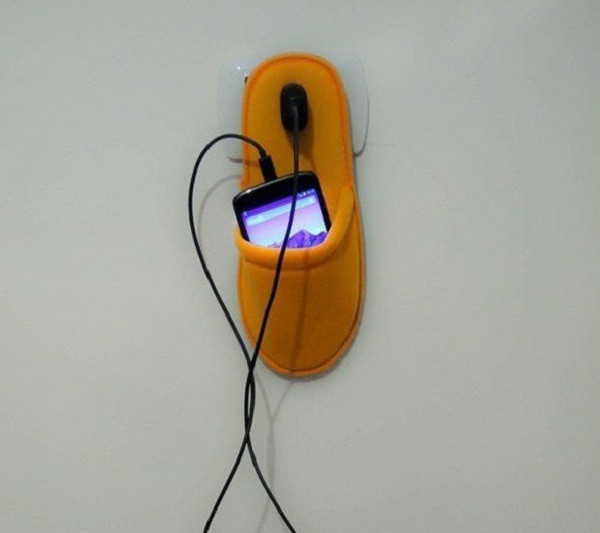 Giá đỡ điện thoại khi sạc phiên bản dép bông, vừa tiện lợi vừa an toàn.