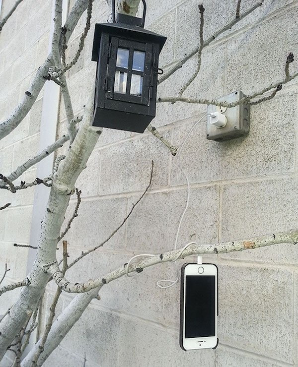 Sạc điện thoại bất chấp hoàn cảnh.