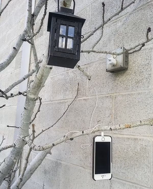 Sạc điện thoại bất chấp hoàn cảnh.