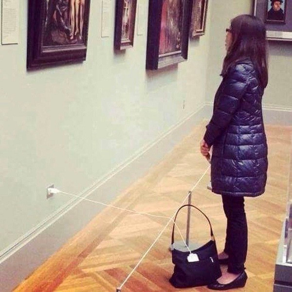 Tranh là nghệ thuật thì người ngắm tranh cũng là một nghệ sĩ. Còn nếu như vào phòng tranh không phải để ngắm tranh thì nhất định là sạc điện thoại rồi.