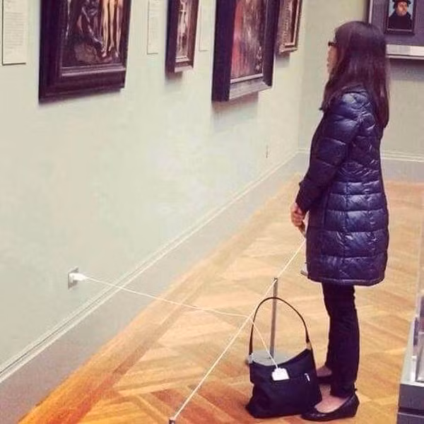 Tranh là nghệ thuật thì người ngắm tranh cũng là một nghệ sĩ. Còn nếu như vào phòng tranh không phải để ngắm tranh thì nhất định là sạc điện thoại rồi.
