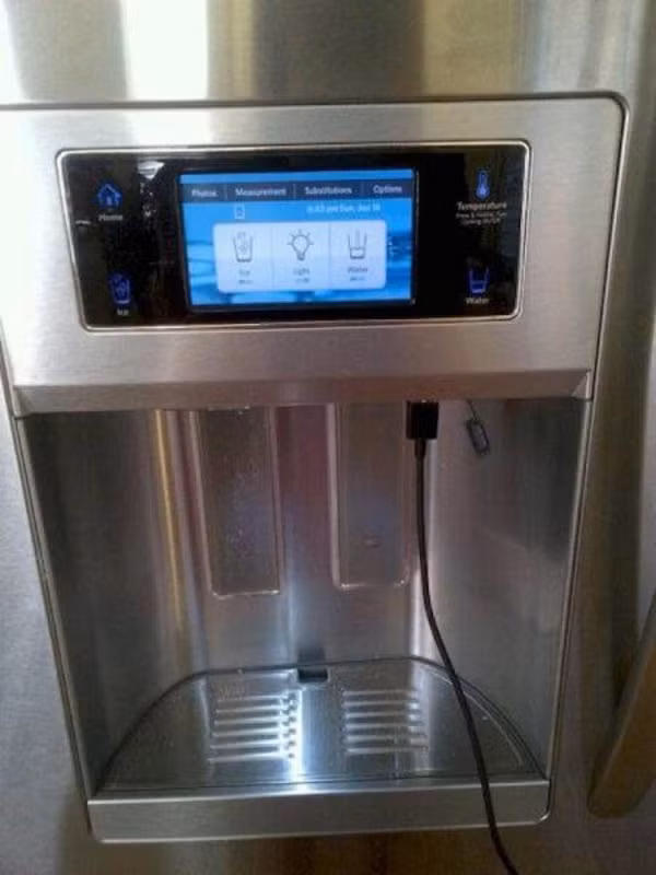 Khi máy uống nước cũng được tận dụng làm ổ sạc điện thoại.