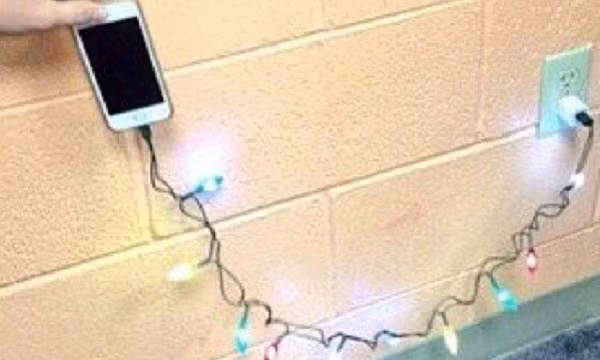 Khi bạn là người yêu nghệ thuật, thì ngay cả chiếc dây sạc điện thoại cũng phải lung linh nhất có thể.