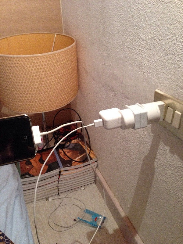 Nhiều người vẫn chưa hiểu mục đích của việc dùng tới 5 củ sạc điện thoại của bạn trẻ này.