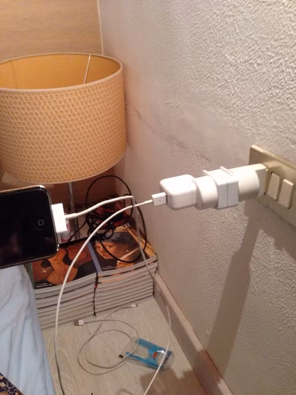 Nhiều người vẫn chưa hiểu mục đích của việc dùng tới 5 củ sạc điện thoại của bạn trẻ này.