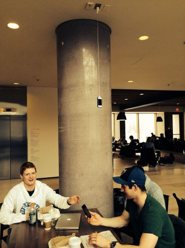 Làm cách nào mà những bạn trẻ này cắm được sạc điện thoại lên trần nhà tài tình đến thế?