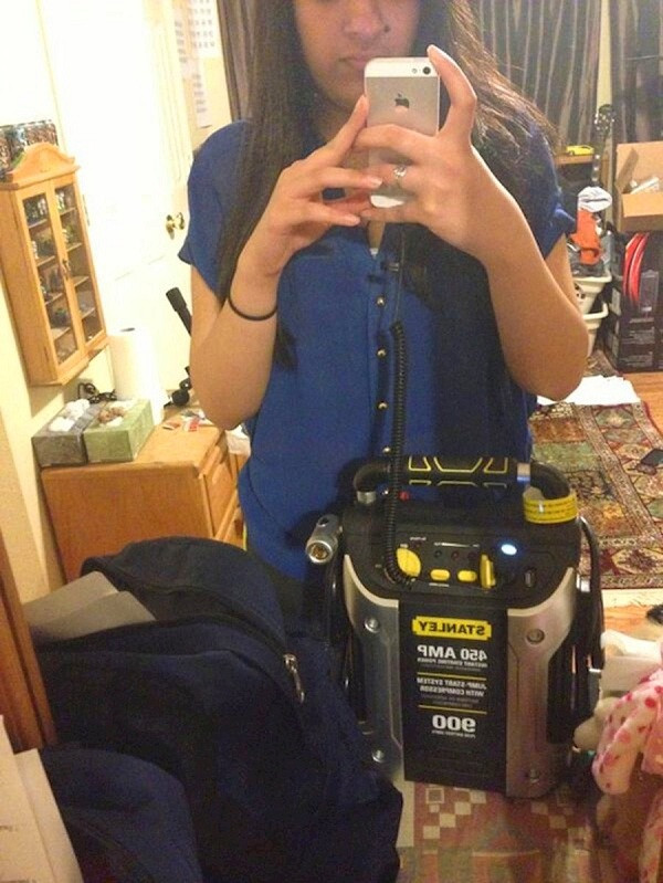 Máy phát chuyên dành cho ô tô cũng sạc được điện thoại, minh chứng chính là việc cô nàng này đang làm.