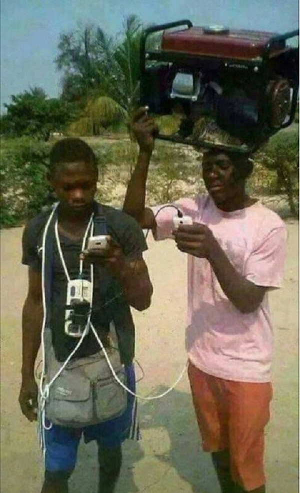 Một kiểu sạc pin điện thoại bá đạo khác bằng máy phát điện, phiên bản ''cồng kềnh'' hơn.