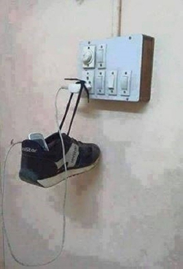 Cách sạc điện thoại siêu bá đạo khi nhà bạn không có giá đỡ.