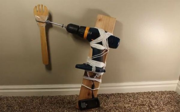 Ổ sạc điện thoại 3 trong 1, vừa sạc điện thoại, vừa dùng được khoan, lại còn có thể nấu nướng. Sạc pin điện thoại thông minh bằng... lửa. (Theo VTC14)