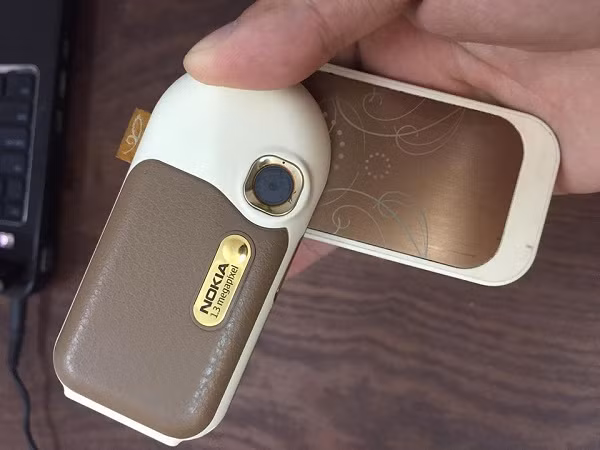 Điện thoại được xây dựng trên cơ chế mở tự động, chỉ cần đẩy nhẹ mặt trên là màn hình Nokia 7373 có thể xoay một cách dễ dàng, để lộ phần phím bấm.