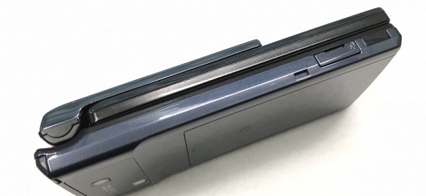 Chiếc điện thoại di động này được đánh giá cao bởi màn hình siêu nét, âm thanh mạnh mẽ và đặc biệt là dù có thiết kế gập nhưng màn hình lại có thể xoay ngang để xem phim.